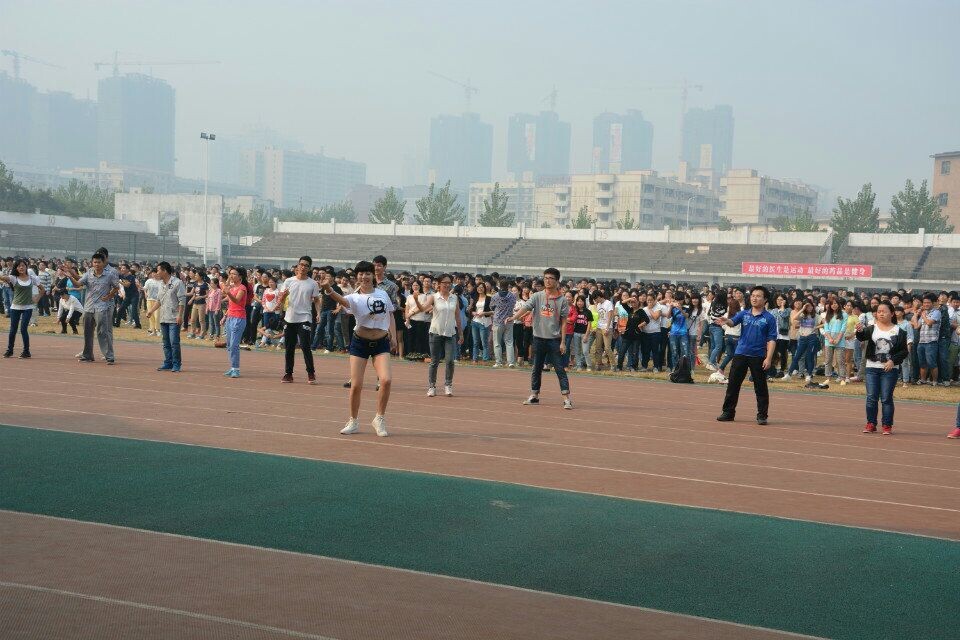 老师走到运动场下与同学们互动